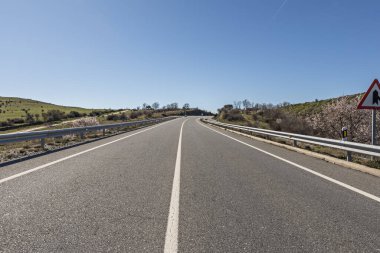 İki şeritli bir yol. Her iki yönde de tek şeritli. Ortasında beyaz bir çizgi var.