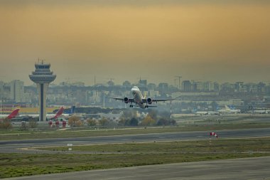 Motorları tam güçte bir uçak pistten iniyor.