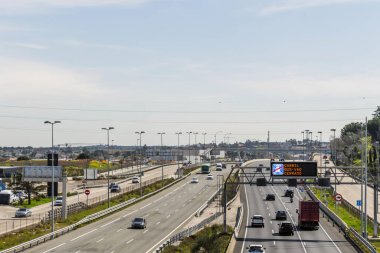 Madrid, İspanya 'ya doğru çeşitli yönlerde şeritleri olan bir yol.