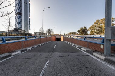 Ofis binalarında bir tünele erişimi olan bir yol.