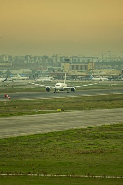 Havaalanından aceleyle geçen bir yolcu uçağı.