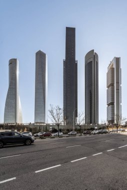 Madrid 'in kuzey bölgesindeki ofis gökdelenine dört kule deniyor ama gerçekte beş kule var.