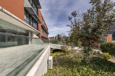 Yüksek ısıda sotelenmiş pilavdan ve yeşil soğan, Çin kökü gibi sebzelerle tavada çok hızlı bir şekilde sotelenmiş pirinçten oluşur., 