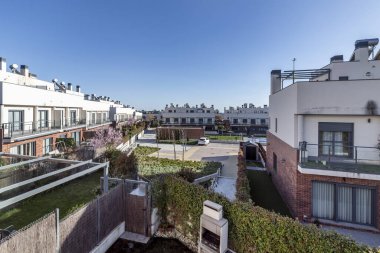 Tek aile evlerinin geliştirilmesinin peyzajlı iç mekanları