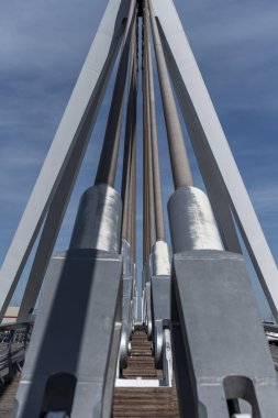 Yapı köprüsünü desteklemek için yaya geçitleri ve araç şeritleri ile metal askılar.