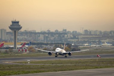 Öğleden sonra Madrid Barajas havaalanının merkez pistinden bir yolcu uçağı kalkıyor.