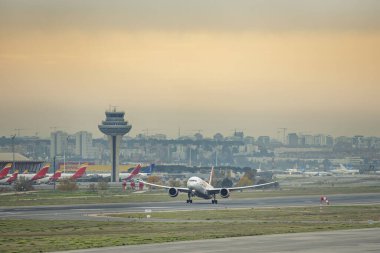Öğleden sonra Madrid Barajas havaalanının merkez pistinden kalkan bir yolcu uçağı kule tarafından kontrol ediliyor.
