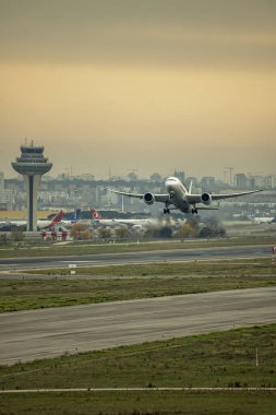 Madrid Barajas havaalanının merkez pistinden bir yolcu uçağı kalkıyor.
