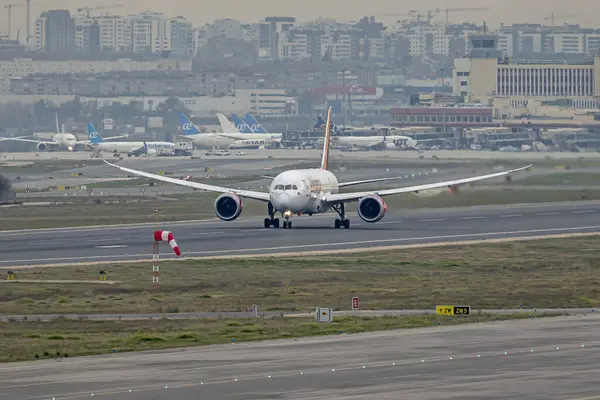 Madrid Barajas havaalanının merkez pistinden bir yolcu uçağı havalanıyor.