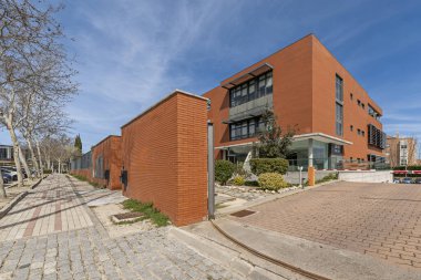 Aynı inşaat malzemelerinin bulunduğu bir ofis binasının ön cephesi.