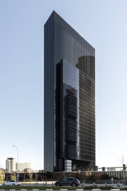 Madrid, İspanya 'nın dört kulesindeki siyah cam gökdelenin cephesi