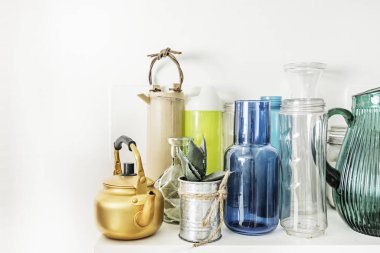 Cam su ve altın alüminyum çay kutuları, şişeler ve sürahiler.