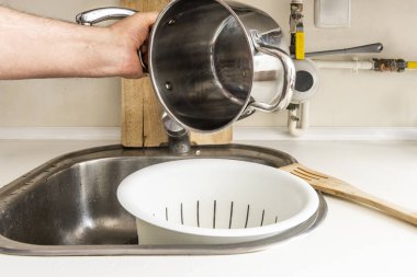 Mutfak lavabosundaki drenaja su boşaltmak.