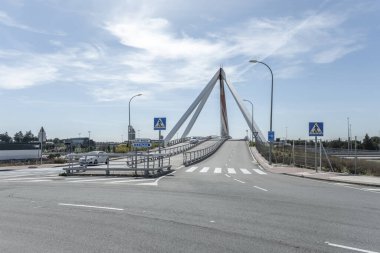 Yol trafiği ve yayalar için küçük bir köprünün metal yapısının görüntüsü, parlak gökyüzü olan bir günde trafik işaretleri