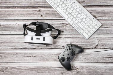 PC klavye, 3 boyutlu gözlükler ve tahta bir masada oyun alanı.