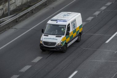 Görsel uyarıların yanı sıra, ambulanslar genellikle siren olarak bilinen akustik uyarılara da sahiptirler.