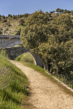 İnsanların küçük akarsuları ve nehirleri geçme ihtiyacı köprülerin tarihinin başlangıcıydı.
