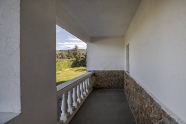 Tek bir ailenin açık terasında beyaz balustrades.