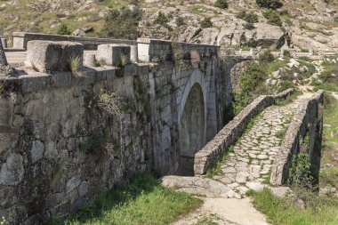 Bugüne kadar teknik, basit bir levhadan, birkaç kilometre uzunluğundaki büyük asma köprülere ve körfezleri aşmaya kadar ilerledi.