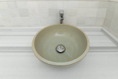 1 kase yarı dairesel lavabolu banyo ateşlenmiş terracotta, parlak mermer tezgahta serbest.