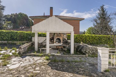 Izgarası ve kendi çatısı olan bir fırın ve bir sürü kuru yakacak odun.