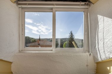 Sürgülü alüminyum pencere ve dağ manzaralı cam kuşak