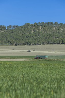 Mekanize doğrusal sistemler, sel, kanat çırpma ve el yapımı sulama yöntemlerinden çok daha az el emeği gerektirir.