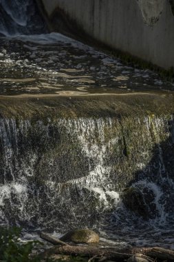 Yükselen su seviyesi, havzanın yamaçlarında gözenek basıncında artışa neden olabilir. Bu da eğimin çökmesine neden olabilir. 