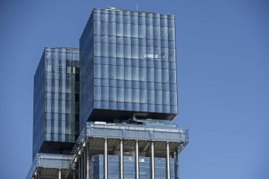 Kuleler 1967 ve 1976 yılları arasında Madrid mimarı Antonio Lamela tarafından inşa edildi.