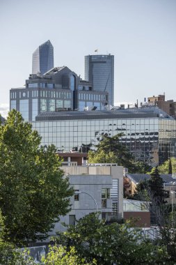 Madrid şehir manzarası cam cepheli farklı yükseklikteki ofis binaları