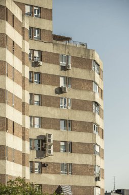Madrid şehir manzarası. Alacakaranlıkta kentsel konut binaları.