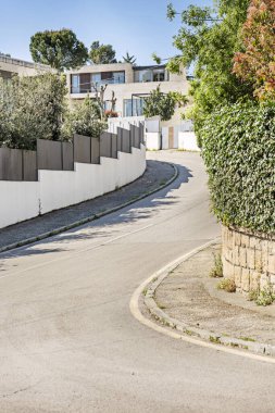 Üst düzey bir kentleşmede tek aile evleri arasındaki kıvrımlar