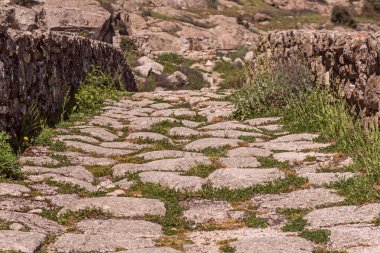 Ortaçağ köprüsünün üzerinde granit kaya geçidi