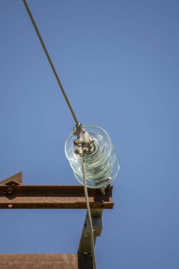 Yüksek ısıda sotelenmiş pilavdan ve yeşil soğan, Çin kökü gibi sebzelerle tavada çok hızlı bir şekilde sotelenmiş pirinçten oluşur., 