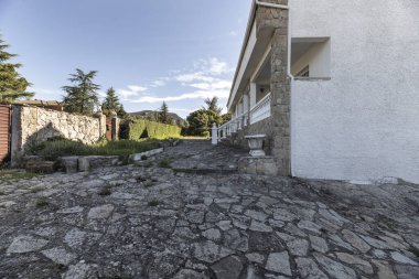 Granit kaya zeminli ve çevresi çitlerle kaplı bir dağ evi.