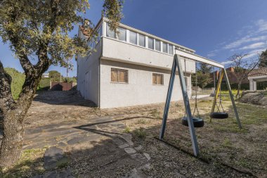 Çocuklar sırayla sandalyeye oturur ve tepeye ulaşana kadar kendilerini iterler.