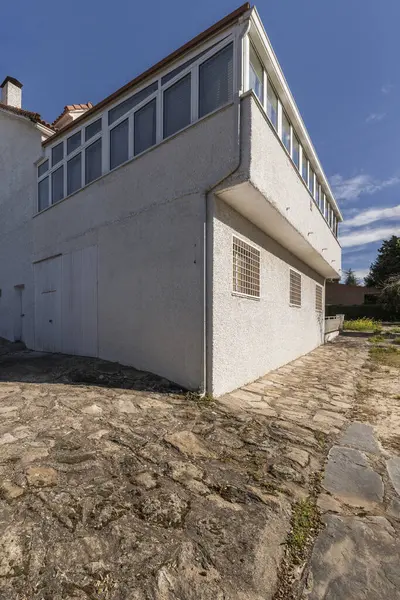 Granit kaya zeminli bir dağ evi ve pencereli büyük bir çardak.