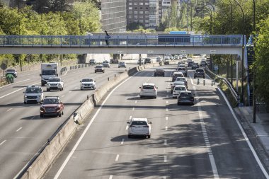 Madrid 'e giden şehir giriş yolunda her iki yönde de trafik ve yaya geçişleriyle dolu geniş araçlar için yükseklik işaretleri var.