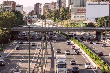 Madrid 'in içindeki M30 şehir çevre yolu her iki yönde de çeşitli şeritler ve istikamet ve çıkışları gösteren çok sayıda büyük işaretler var.