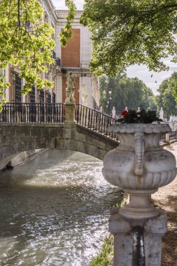 İspanya 'nın Aranjuez kentindeki bitki örtüsü ile yapraklı ağaçlar arasında güzel taş köprüler bulunan anıtsal bir parkın içinden geçen taştan bir su kanalı.