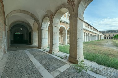 Loggia normalde zemin seviyesinde yer almasına rağmen yer seviyesinin üstünde de bulunabilir.