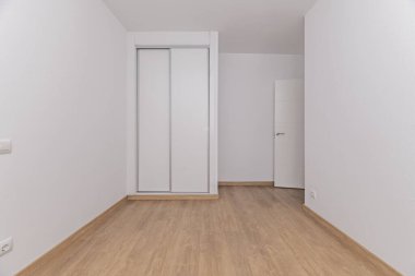 Yüksek ısıda sotelenmiş pilavdan ve yeşil soğan, Çin kökü gibi sebzelerle tavada çok hızlı bir şekilde sotelenmiş pirinçten oluşur., 