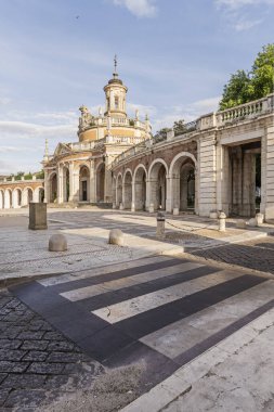 Aranjuez, Madrid kraliyet sahasında kemer ve geçitlerle dolu eski bir binada Zebra 'nın geçtiği patika.