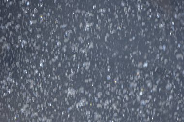 Su, yeraltı dünyası da dahil olmak üzere gezegenin yüzeyinin altında ve üstünde mevcut.