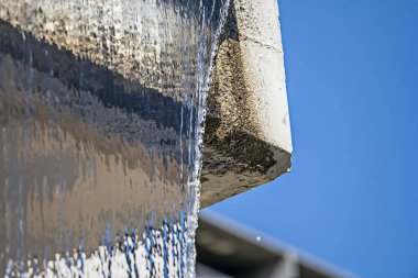 Buharlaşmış su atmosferin üst katmanlarına yükselir ve orada yoğunlaşır ve 2 küçük damlacıktan oluşan bulutları oluşturur.