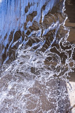 Yüzeyden akan suyun taşınması ya da toprağın altına sızdıktan sonra yeraltı akışları 