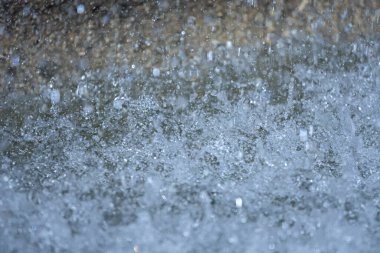 Yeraltı suları, kendi payına düşen kısmı için, yay olarak yüzeye çıkabilir ya da bin yıl kalabileceği derin sulara inebilir.