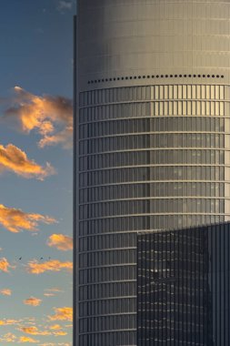 Gökdelenlere genellikle çevresindekilerden daha yüksek olan bu binalar da denir.