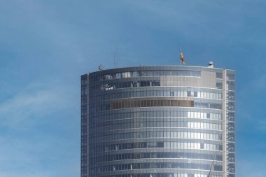 Bir gökdelen özellikle uzun ve sürekli yaşanabilir bir binadır.