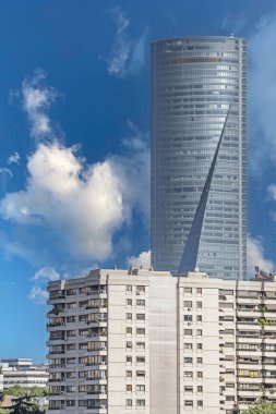 Gökdelenler, bunun çalışanlar ve müşteriler için toplu taşımanın kolaylaştırıldığı büyük şehirlerin merkezinde meydana gelmesine izin veriyor.